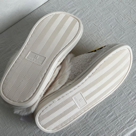American Eagle Smiley®️ Scuff Slippers Happy Face Faux Fur Women’s Small… - Picture 4 of 12